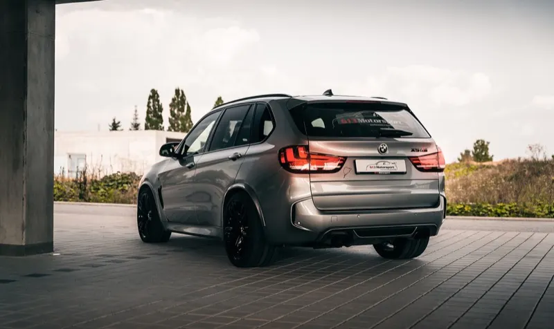 BMW X5 M von schräg hinten mit Heckscheibenaufkleber von 613 Motorsport