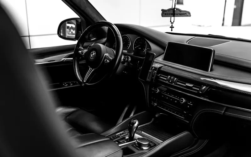 Innenraum eines BMW X5 M mit M-Sportlenkrad, Mitteldisplay und Ledersitzen